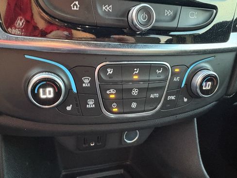 Used 2023 Chevrolet Traverse LT FWD image 20