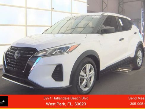Used 2022 Nissan Kicks S image 1