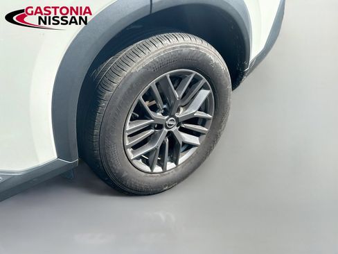 Used 2023 Nissan Rogue S AWD/4WD image 32