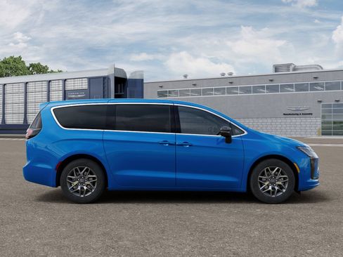 New 2027 Chrysler Pacifica Limited FWD image 21