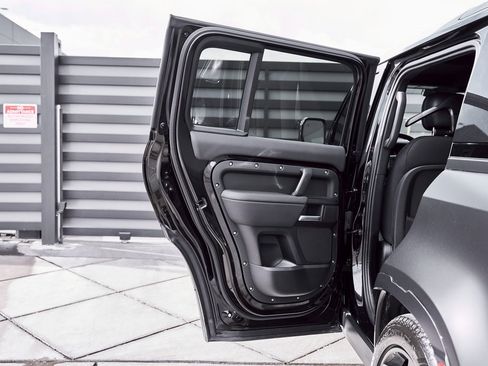 Used 2025 Land Rover Defender 110 V8 image 31