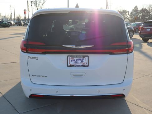 Used 2024 Chrysler Pacifica Touring-L image 7
