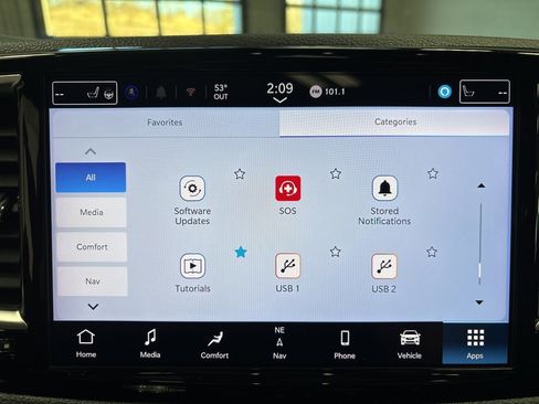 Used 2025 Chrysler Pacifica Limited image 24