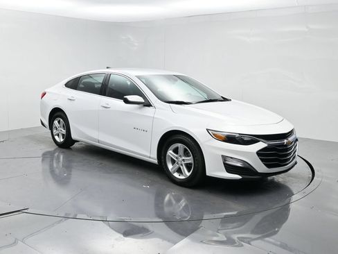 Used 2025 Chevrolet Malibu LS FWD image 2