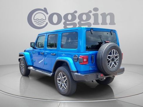 Used 2025 Jeep Wrangler Unlimited Sahara AWD/4WD image 3