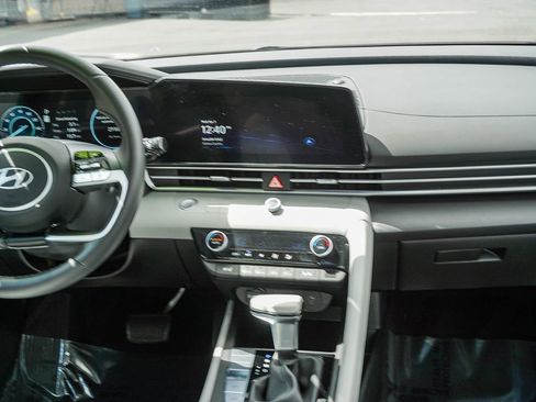 Certified 2025 Hyundai Elantra Limited image 15