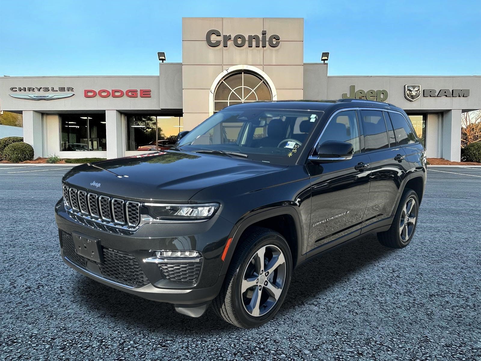 Used 2023 Jeep Grand Cherokee Limited AWD/4WD image 7