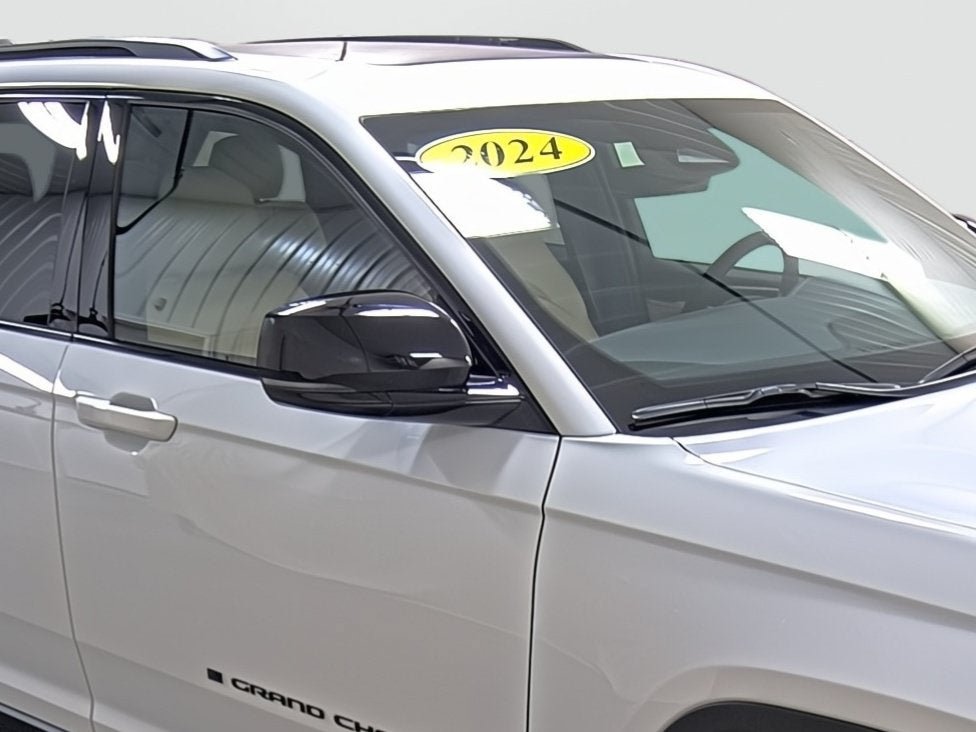 Used 2025 Jeep Grand Cherokee Limited w/ Black Appearance Package AWD/4WD image 15