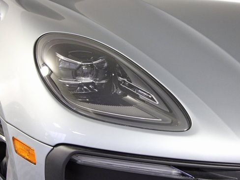 Used 2025 Porsche Macan image 11