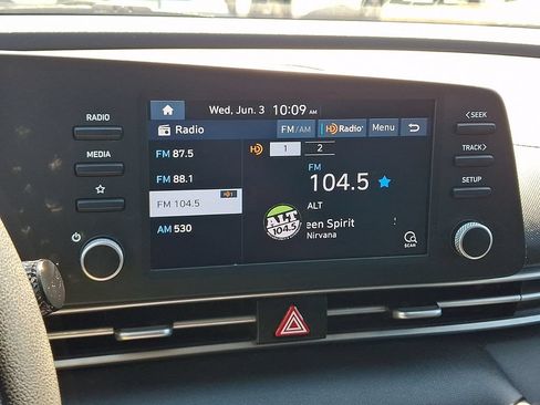 Used 2021 Hyundai Elantra SE FWD image 3