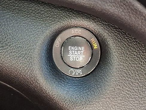 Used 2019 Jeep Cherokee Latitude Plus w/ Cold Weather Group AWD/4WD image 25