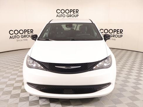 Used 2025 Chrysler Voyager LX FWD image 9