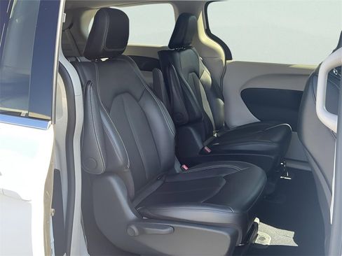 Used 2024 Chrysler Pacifica Select image 46