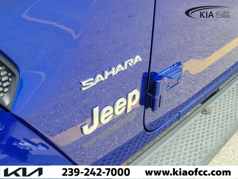 Used 2018 Jeep Wrangler Unlimited Sahara AWD/4WD image 6