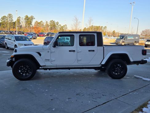 Used 2023 Jeep Gladiator Overland image 4