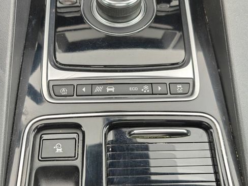 Used 2020 Jaguar F-PACE Premium image 36