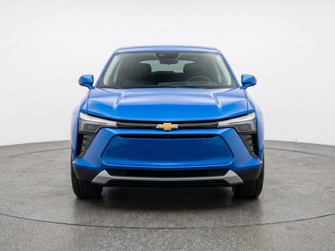 Used 2025 Chevrolet Blazer LT FWD image 2