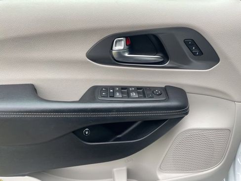 Used 2022 Chrysler Pacifica Touring-L image 11