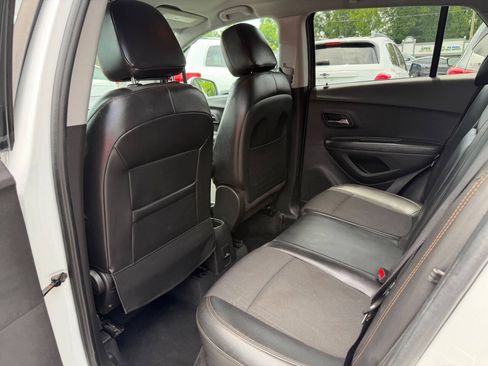 Used 2020 Chevrolet Trax LT w/ LT Convenience Package FWD image 9