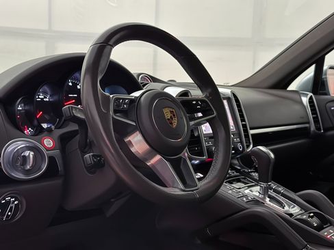 Used 2018 Porsche Cayenne Platinum Edition w/ Premium Package Plus image 19