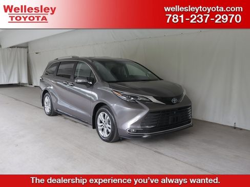 Used 2024 Toyota Sienna Platinum AWD/4WD image 1