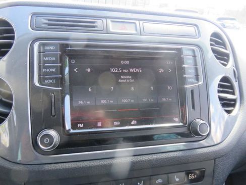 Used 2017 Volkswagen Tiguan SEL image 17