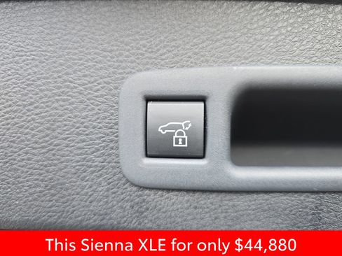Used 2025 Toyota Sienna XLE image 21