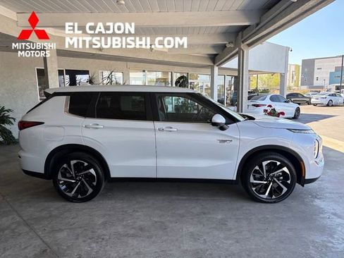 Used 2025 Mitsubishi Outlander SE AWD/4WD image 2
