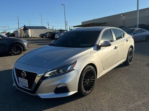 Used 2022 Nissan Altima 2.5 SV w/ SV Premium Package image 2