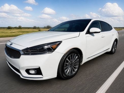 Used 2017 Kia Cadenza Premium w/ Luxury Package FWD image 2