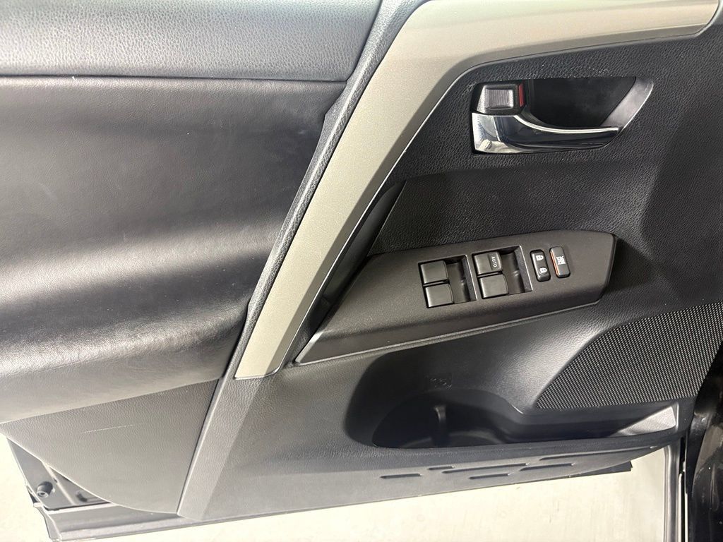 Used 2018 Toyota RAV4 XLE w/ Plus Extra Value Package AWD/4WD image 19