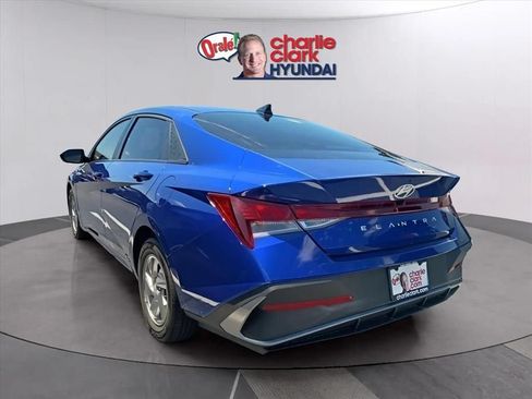 Used 2025 Hyundai Elantra SE FWD image 2