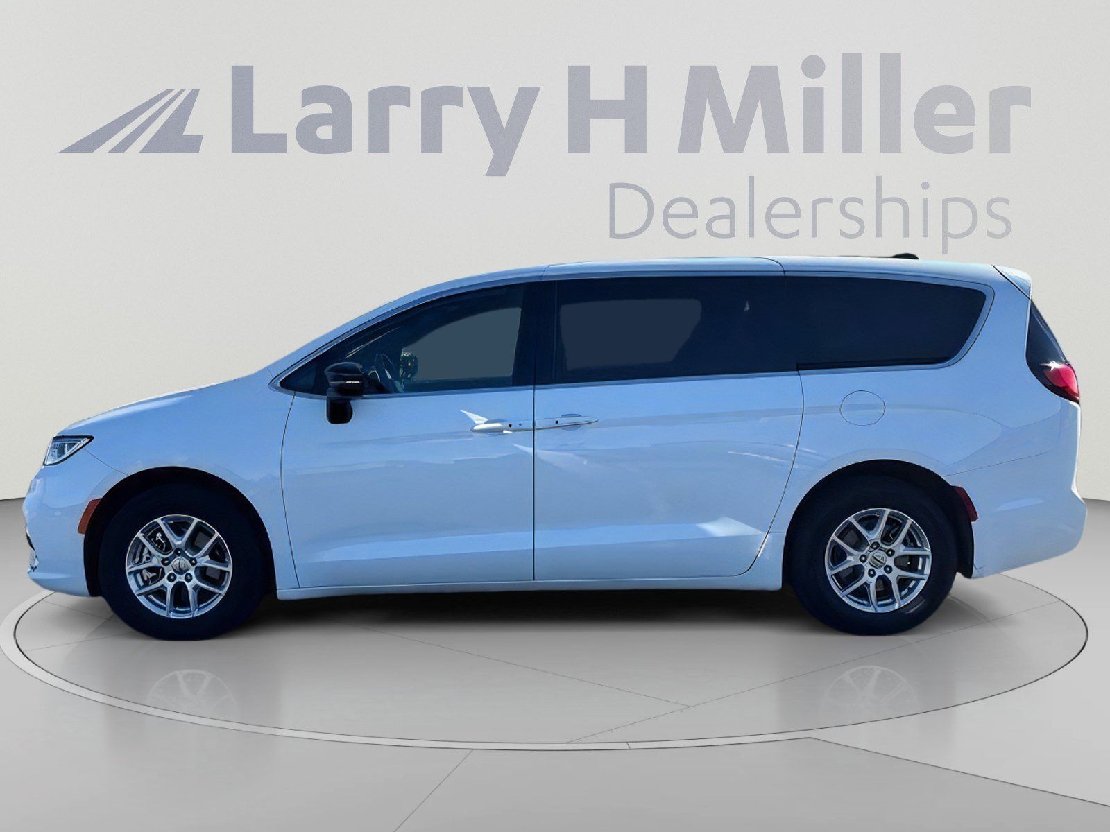 Used 2025 Chrysler Pacifica Select FWD image 3