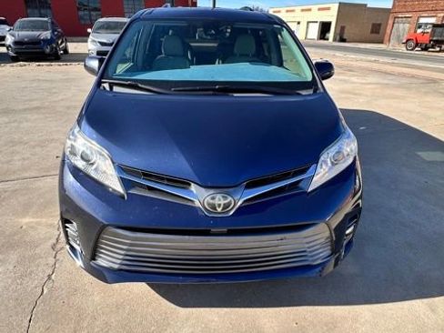 Used 2019 Toyota Sienna XLE w/ XLE Navigation Package image 2