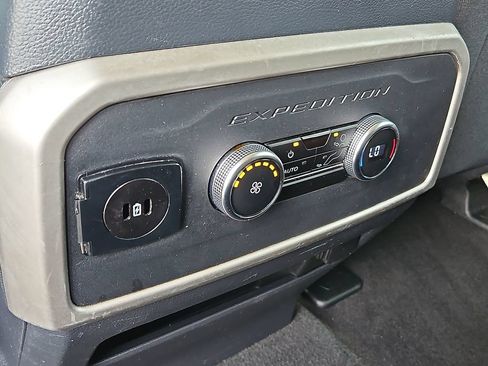 Used 2024 Ford Expedition XLT AWD/4WD image 23
