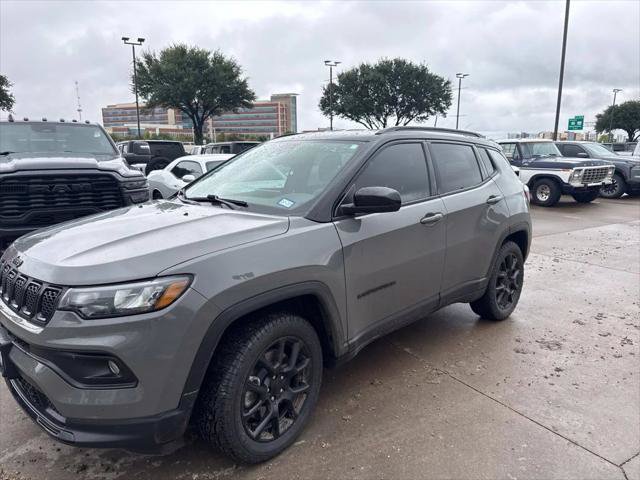 Certified 2024 Jeep Compass Latitude w/ Convenience Group AWD/4WD image 1