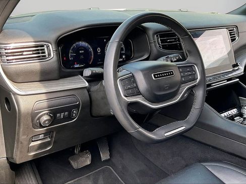 Certified 2024 Jeep Wagoneer Series II w/ Flexible Seating Group image 20