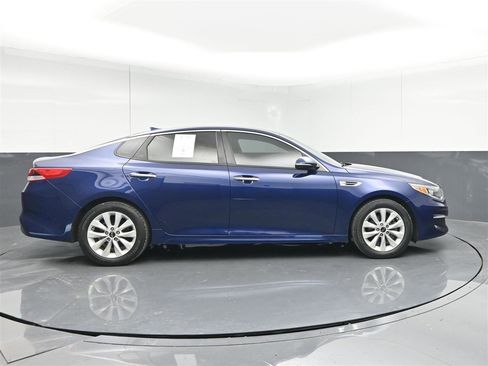 Used 2018 Kia Optima LX w/ 17" Alloy Wheels Package image 4