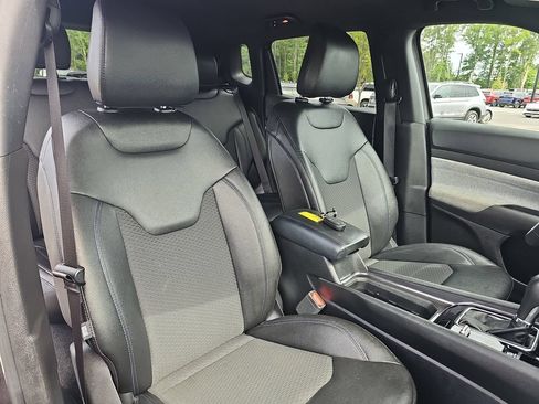 Used 2024 Jeep Compass Latitude AWD/4WD image 14