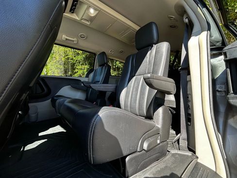 Used 2016 Chrysler Town & Country Touring image 27
