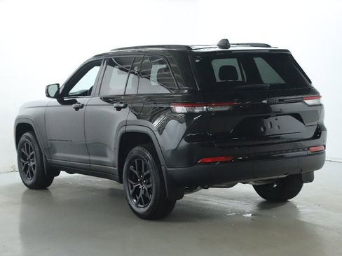 Used 2025 Jeep Grand Cherokee Altitude AWD/4WD image 40