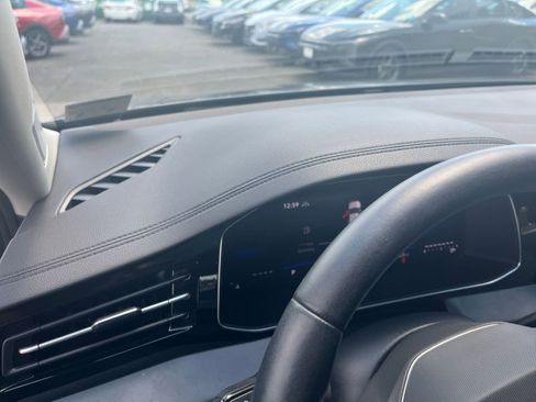 Used 2025 Volkswagen Jetta SE FWD image 35