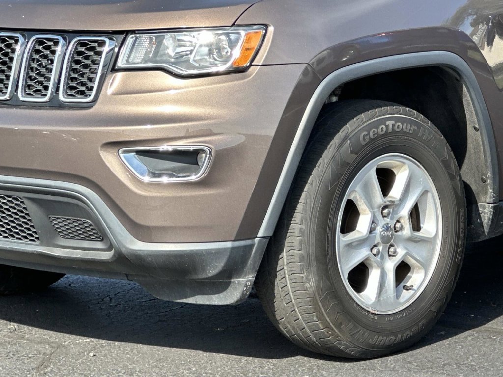Used 2017 Jeep Grand Cherokee Laredo w/ Quick Order Package 23E AWD/4WD image 8