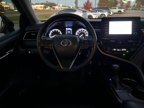 Used 2022 Toyota Camry SE image 14