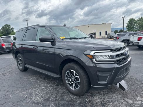 Used 2024 Ford Expedition XLT AWD/4WD image 2