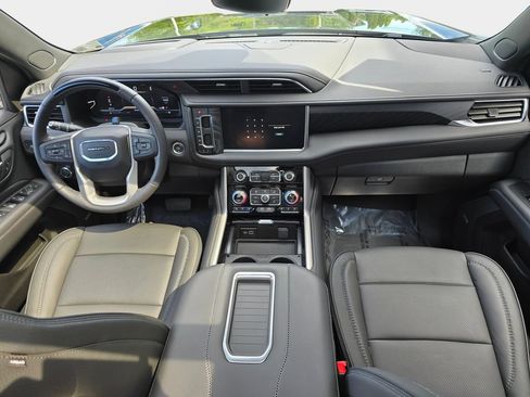 Used 2024 GMC Yukon Denali w/ Advanced Technology Package AWD/4WD image 9