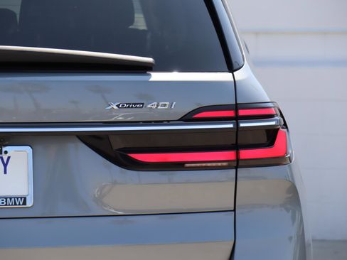 Used 2025 BMW X7 xDrive40i w/ Premium Package image 6