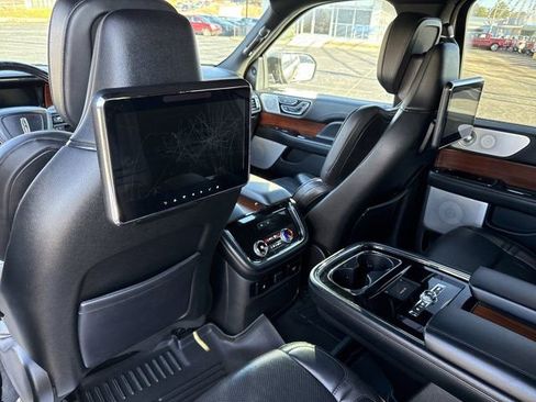Used 2018 Lincoln Navigator L Reserve w/ Technology Package image 17
