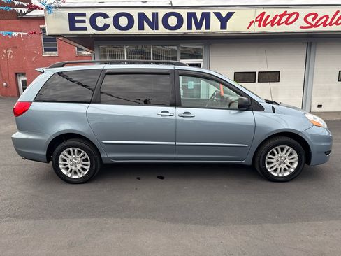 Used 2010 Toyota Sienna LE image 2