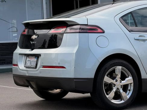 Used 2011 Chevrolet Volt Premium w/ Premium Trim Package FWD image 9
